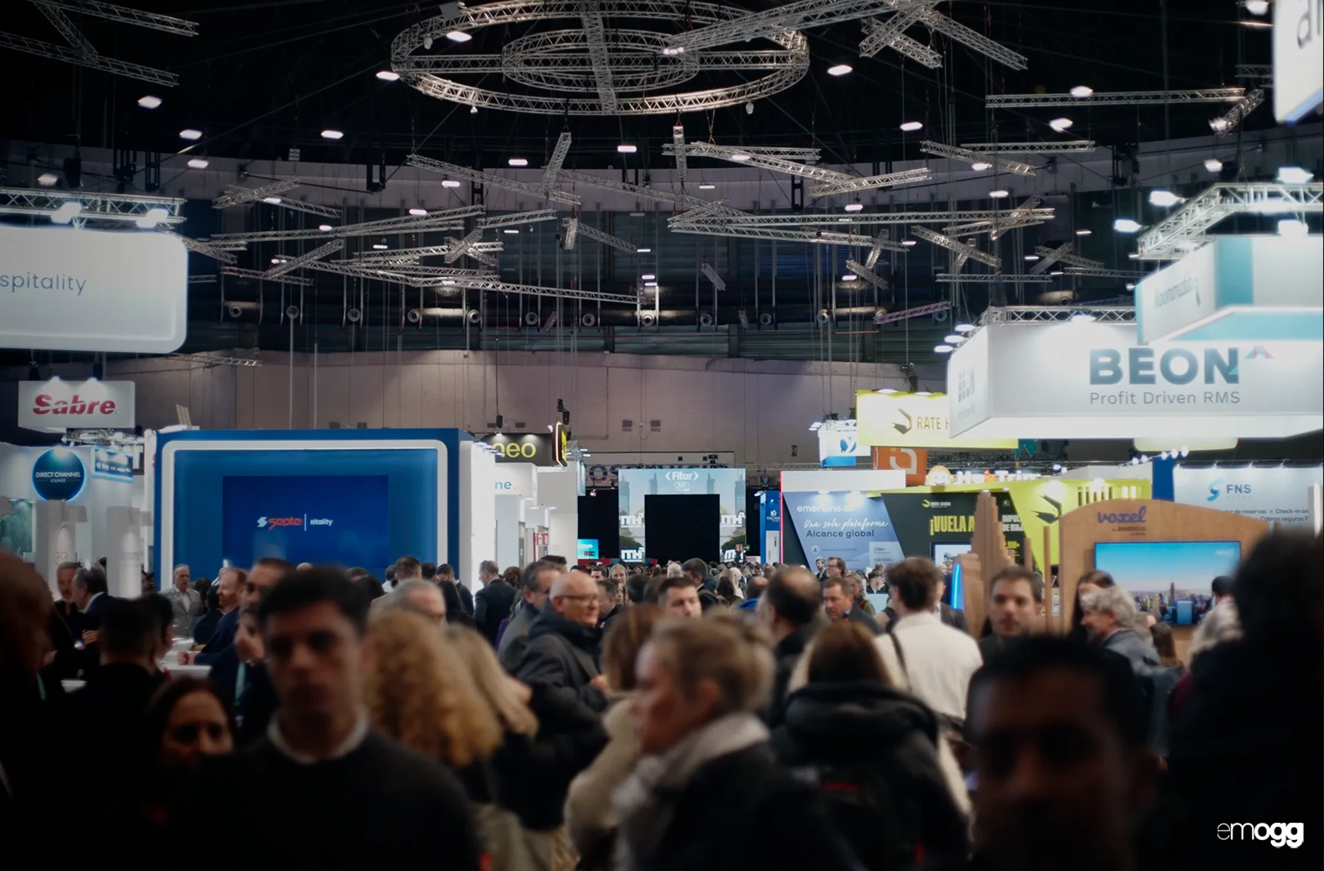 Público con auriculares siguiendo una ponencia en el Ágora del stand de Amadeus en FITUR 2026