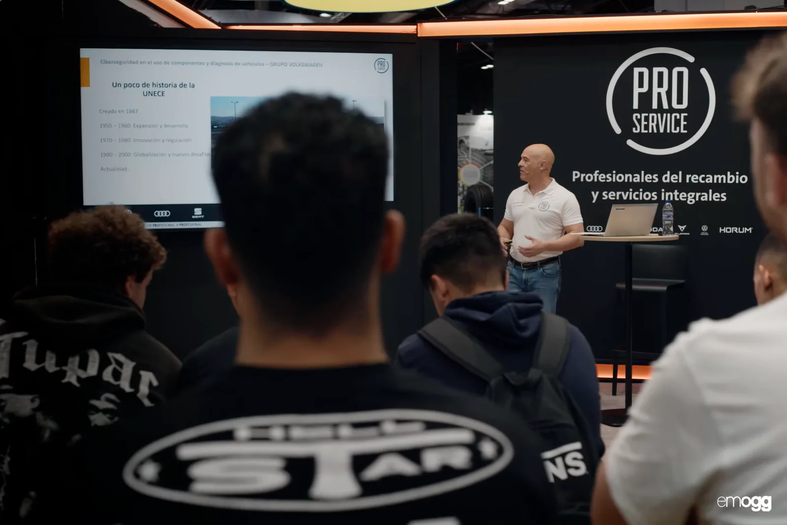 Rótulo PRO SERVICE en el stand de Volkswagen Group en Motortec 2025