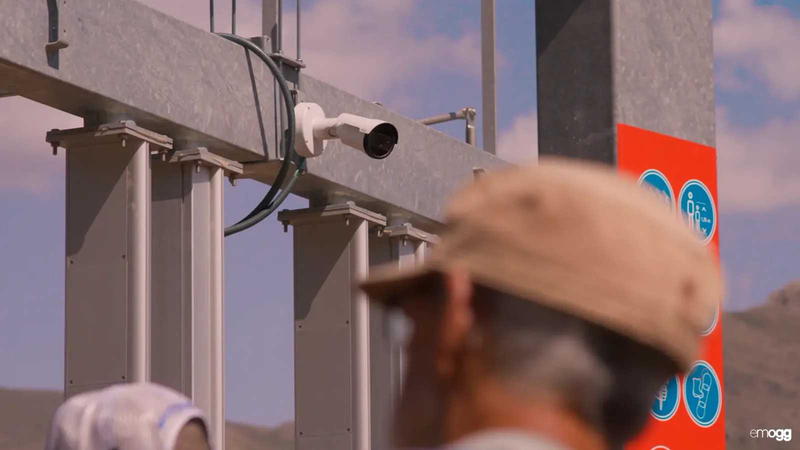 Cámara estándar ya instalada en la estación, reutilizada como sensor.