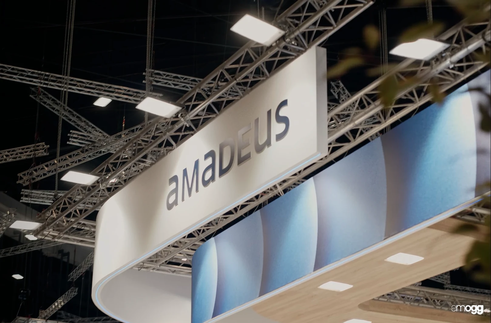 Público con auriculares siguiendo una ponencia en el Ágora del stand de Amadeus en FITUR 2026