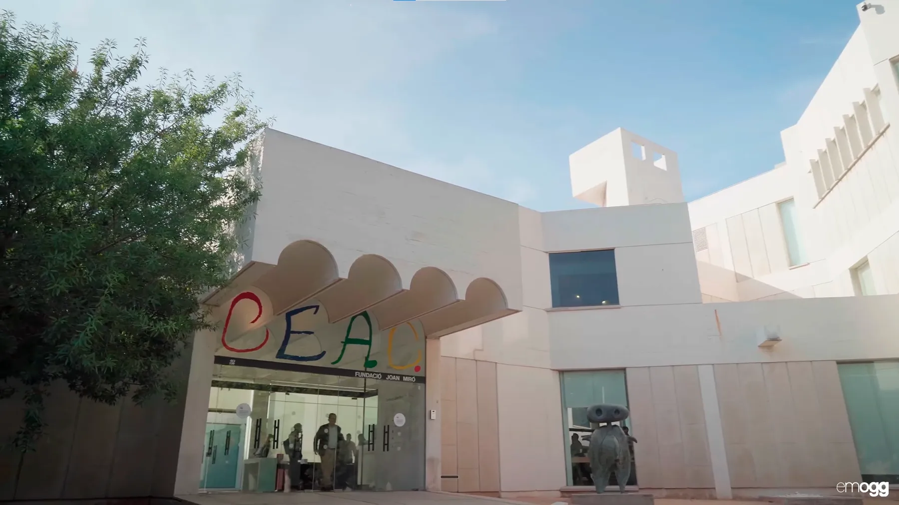La partida de Pongg proyectada en una pared entera mientras el público de Indescat anima