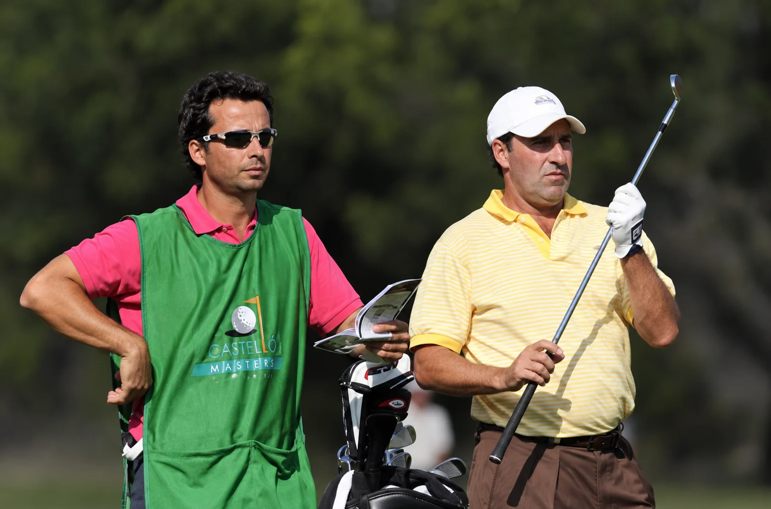 Alejandro Larrazábal junto a José María Olazábal en un campo de golf