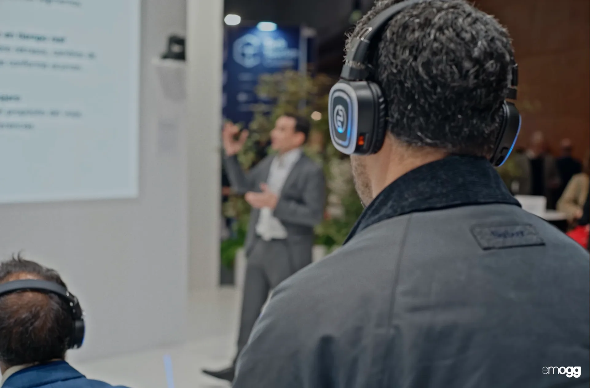 Público con auriculares siguiendo una ponencia en el Ágora del stand de Amadeus en FITUR 2026