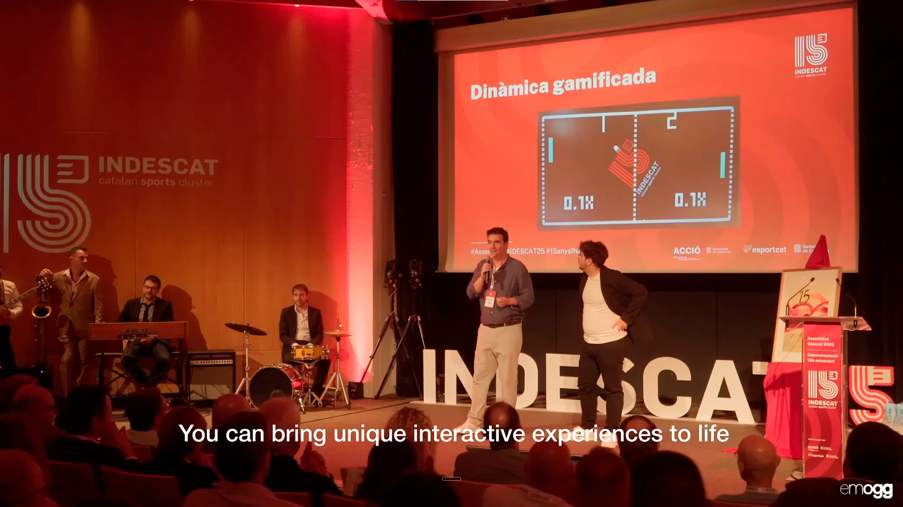 La partida de Pongg proyectada en una pared entera mientras el público de Indescat anima