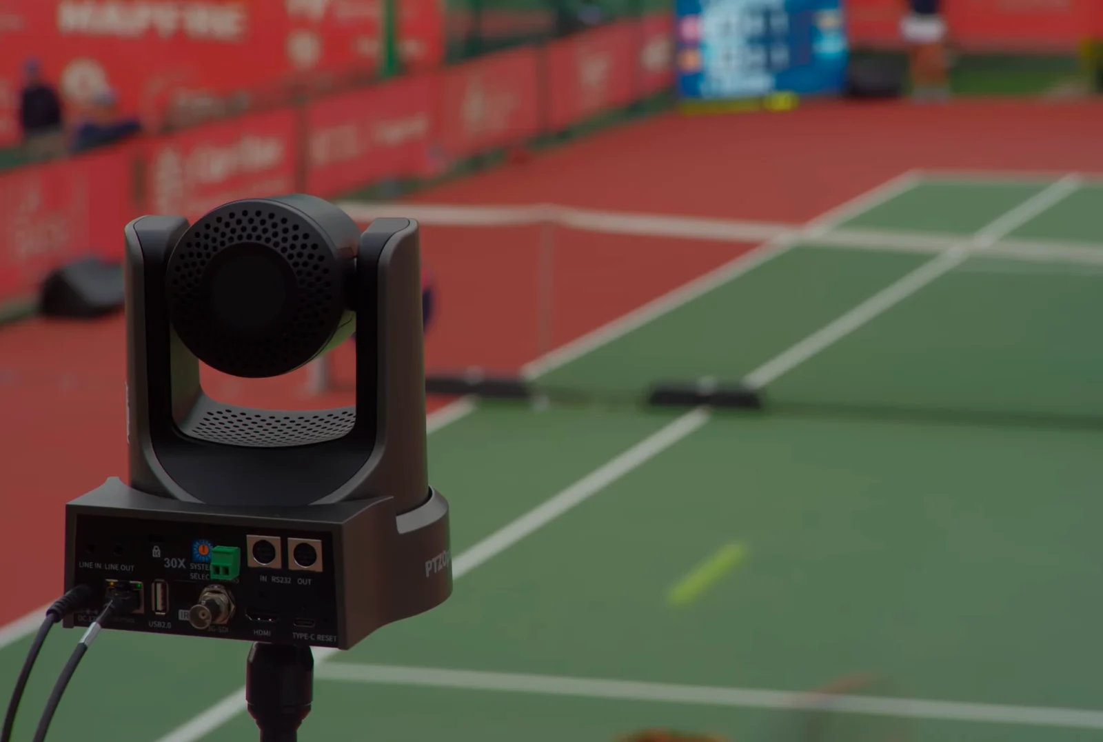 Sensor de Emogg Analytics instalado junto a una pista deportiva