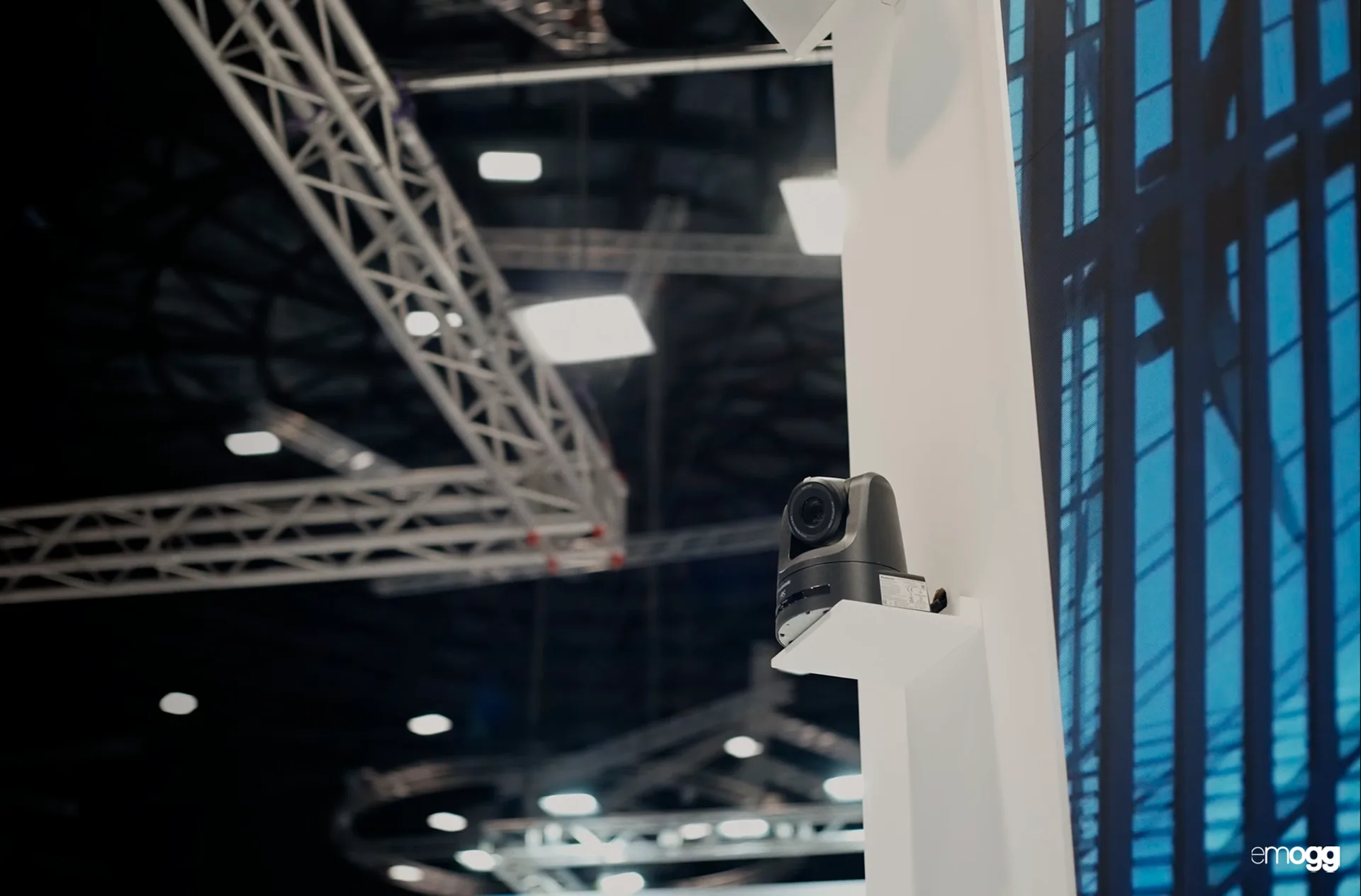 Público con auriculares siguiendo una ponencia en el Ágora del stand de Amadeus en FITUR 2026