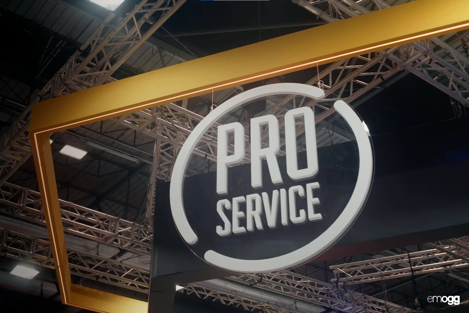 Rótulo PRO SERVICE en el stand de Volkswagen Group en Motortec 2025